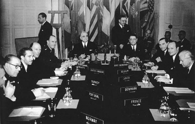 Representatives of the founding member countries of NATO, including Canada, meet in 1949 - foto preluat de pe www.thecanadianencyclopedia.ca