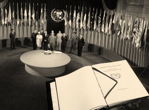 UN Photo/Historical Photo
The San Francisco Conference: Egypt signs the UN Charter. A facsimile copy of the Charter is superimposed on the photo - foto preluat de pe www.un.org