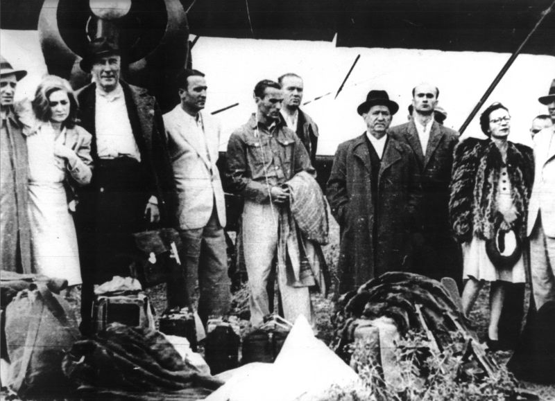 Înscenarea de la Tămădău sau Afacerea Tămădău (14 iulie 1947) 14 iulie 1946 – arestarea pe aeroportul Tămădău a zece lideri ţărănişti care încercau plecarea în Occident declanşează o campanie rapidă de desfiinţare a acestui partid: la 29 iulie P.N.Ţ. este scos în afara legii, după ce fusese arestată întreaga conducere, în frunte cu Iuliu Maniu. Procesul (29 octombrie-4 noiembrie) se soldează cu condamnarea pe viaţă şi exterminarea în închisori, între alţii, a lui Iuliu Maniu, Ion Mihalache, Victor Rădulescu-Pogoneanu
fotografie de la Tămădău, iulie 1946: Ilie Lazăr (al treilea, din stânga), Ion Mihalache (al şaptelea, din stânga) - foto preluat de pe cersipamantromanesc.wordpress.com