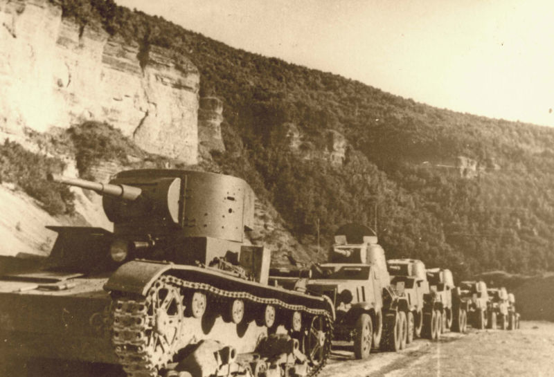 Intrarea unei coloane blindate sovietice în Basarabia, în anul 1940 - foto preluat de pe ro.wikipedia.org