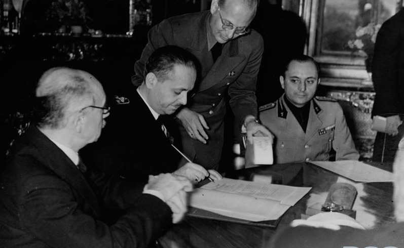 Second Vienna Award (30 August 1940) Hungarian Foreign Minister István Csáky signing the agreement - foto preluat de pe en.wikipedia.org