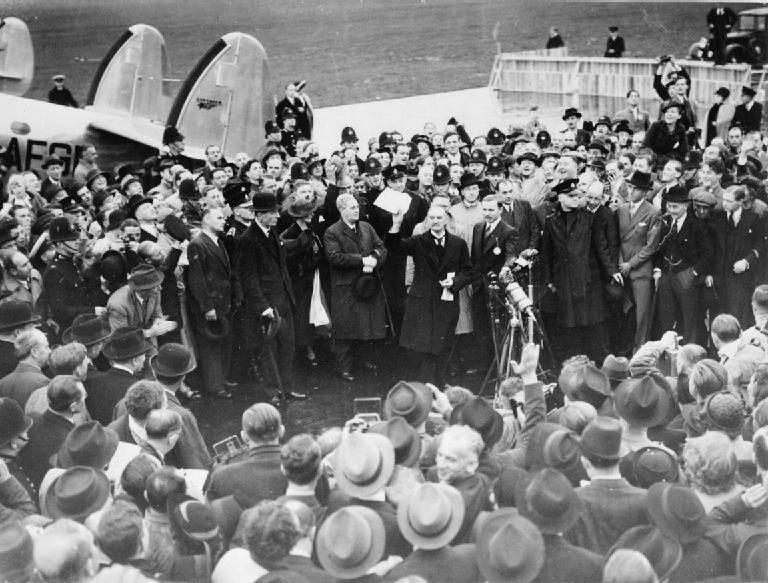 Munich Agreement (30 September 1938) - Neville Chamberlain after landing at Heston Aerodrome following the meeting with Hitler - foto preluat de pe en.wikipedia.org