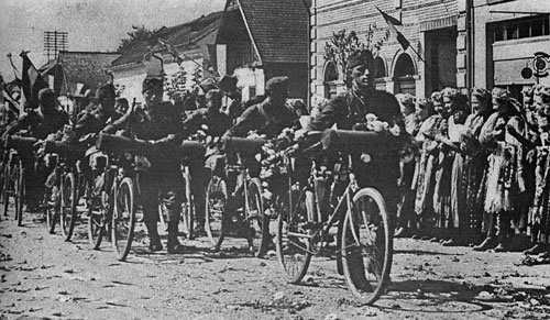 Armata horthystă intrând într-un sat din Transilvania, septembrie 1940 - foto preluat de pe ro.wikipedia.org