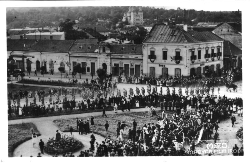 Masacrul de la Treznea Masacrul de la Treznea (9 septembrie 1940) - Trupele maghiare mărșăluiesc în Zalău in ajunul masacrului - foto preluat de pe ro.wikipedia.org