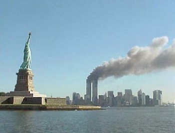 Atentatele din 11 septembrie 2001 - Statuia libertăţii, WTC -  foto preluat de pe ro.wikipedia.org