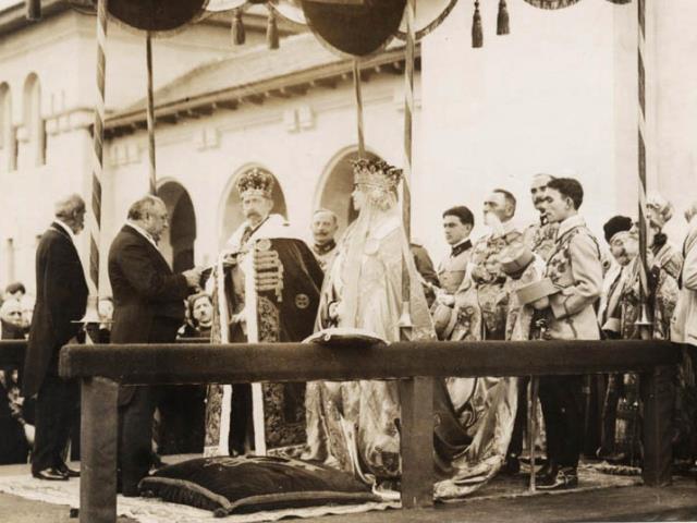 Încoronarea lui Ferdinand Victor Adalbert Meinrad de Hohenzollern-Sigmaringen, rege al tuturor românilor – Ferdinand I şi a reginei Maria, la Catedrala Reîntregirii din Alba Iulia, România, 15 octombrie 1922 - foto preluat de pe www.facebook.com