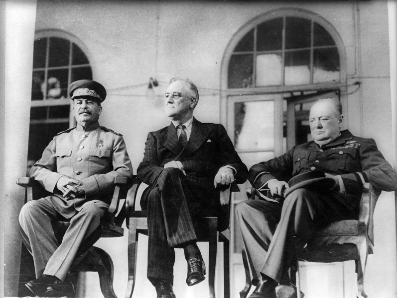 Conferința de la Teheran (28 noiembrie - 1 decembrie 1943) - Roosevelt, Stalin şi Churchill în faţa ambasadei sovietice din Teheran - foto preluat de pe ro.wikipedia.org