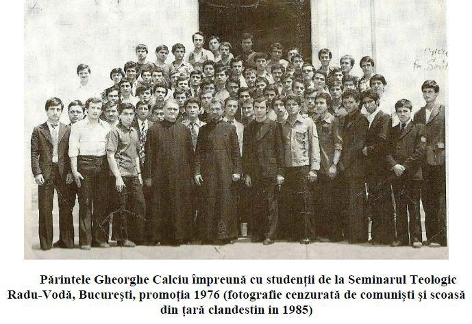 Părintele Gheorghe Calciu împreună cu studenții, la Radu Vodă - foto preluat de pe doxologia.ro