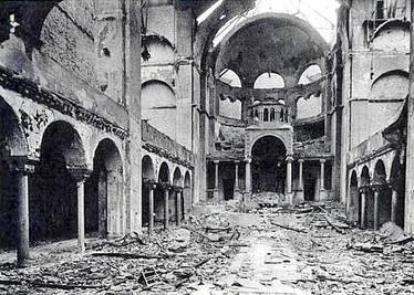 Kristallnacht - Noaptea de cristal (9 - 13 noiembrie 1938) - parte din Holocaust (The interior of the Fasanenstrasse Synagogue in Berlin after Kristallnacht) - foto preluat de pe en.wikipedia.org
