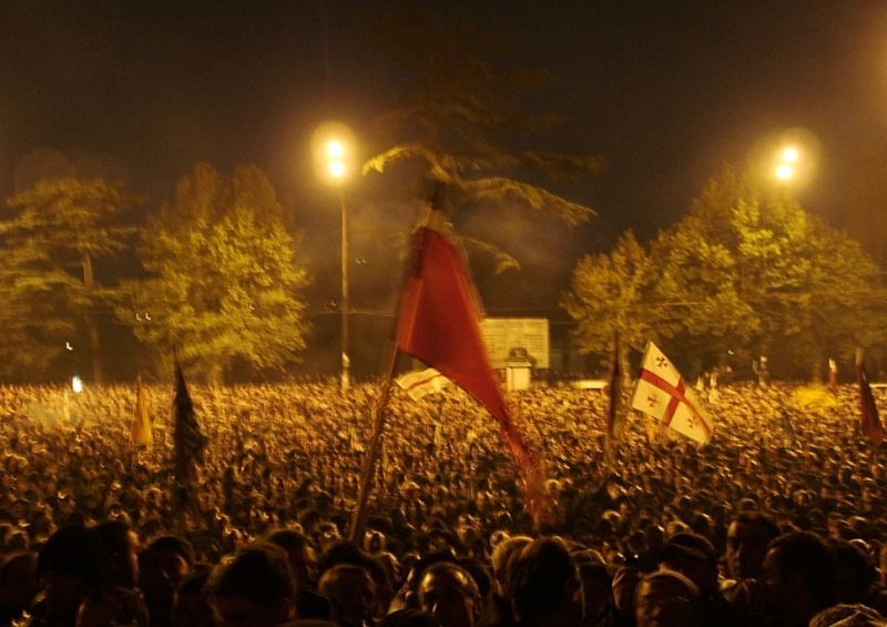 Revoluția Trandafirilor (3 - 23 noiembrie 2003) - Demonstrators spending the night in front of the Georgian Parliament in Tbilisi - foto preluat de pe en.wikipedia.org