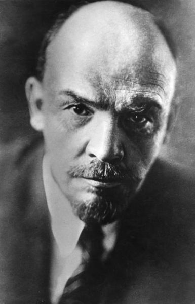 Vladimir Ilici Lenin, numele de familie originar: Ulianov, (n. 10 aprilie 1870 (S.N. 22 aprilie) – d. 21 ianuarie 1924) a fost un revoluționar rus care a condus partidul bolșevic, primul premier al Uniunii Sovietice și fondatorul ideologiei cunoscute sub numele de leninism (Lenin in July 1920. Photo by Pavel Zhukov) - foto preluat de pe ro.wikipedia.org