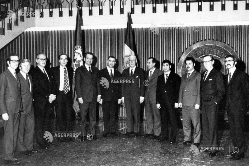 SEMNARE ACORD ADERARE - ROMANIA - FMI - BIRD - Fotografie de familie, in fata drapelului RSR, dupa semnarea acordului de aderare la FMI si BIRD, in Washington, SUA, la 15 decembrie 1972. In imagine: Corneliu Bogdan (al cincilea de la stanga la dreapta), ambasadorul RSR in SUA, Florea Dumitrescu (al saselea de la stanga la dreapta), ministrul de finante al RSR, Pieter Lieftinck (al saptelea de la stanga la dreapta), director executiv al FMI si Mircea Raceanu (al treilea la dreapta la stanga), functionar al ministerului afacerilor externe al RSR - foto preluat de pe foto.agerpres.ro