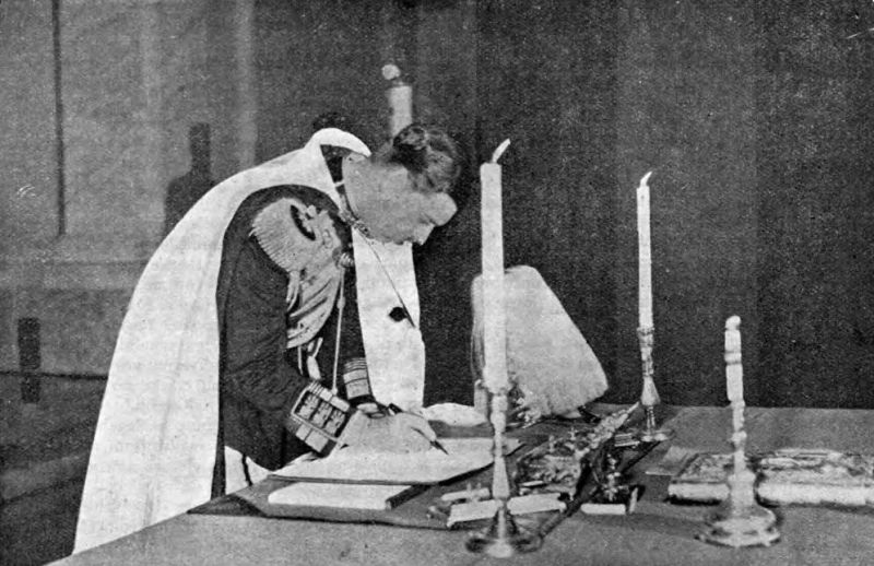 Regele Carol al II-lea al României semnând Constituția României din 1938 (27 February 1938) - foto preluat de pe en.wikipedia.org