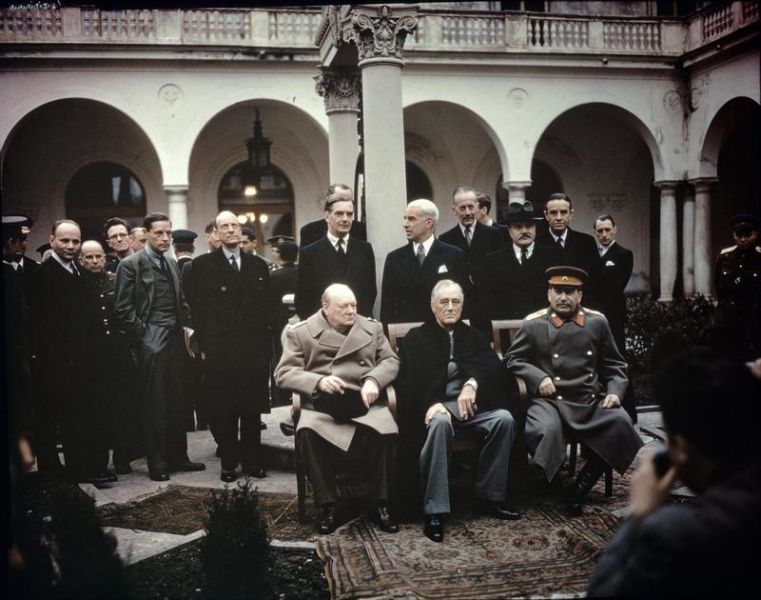„Cei trei mari” la Conferința de la Yalta, Winston Churchill, Franklin D. Roosevelt și Joseph Stalin - Fotograful oficial al biroului de război, Regatul Unit - foto preluat de pe en.wikipedia.org