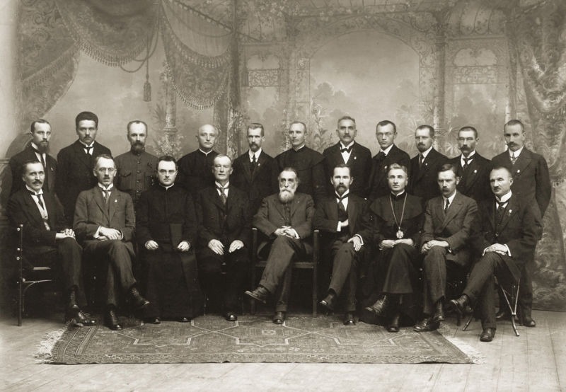 Declaraţia de Independenţă a Lituaniei - Cei 20 de membri ai Consiliului Lituaniei după semnarea Actului de la 16 februarie 1918 - foto preluat de pe ro.wikipedia.org
