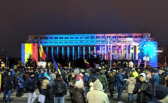"Abrogaţi şi apoi plecaţi!" - Protest în Piaţa Victoriei după OUG pe legile Justiţiei (24 februarie 2019) - foto preluat de pe www.epochtimes-romania.com