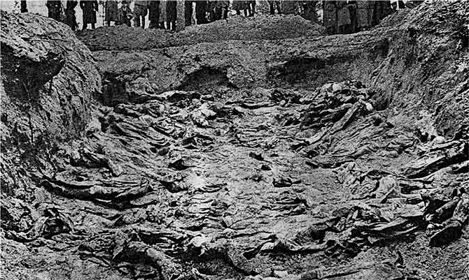 Masacrul de la Katyń (1940) - Groapa comuna la Katyń (1943) - foto preluat de pe en.wikipedia.org