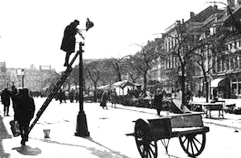 Bucuresti, primul oras din lume iluminat cu petrol (30 aprilie 1857) - foto preluat de pe uzpr.ro