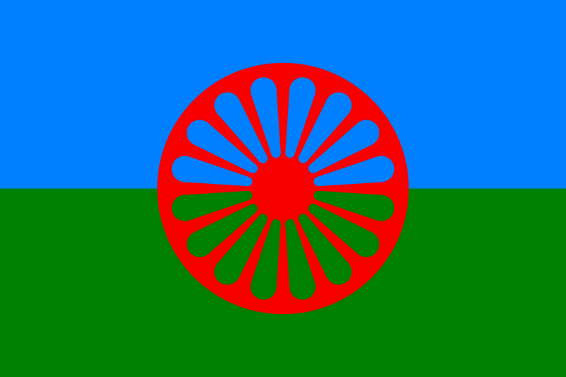 Drapelul internațional al romilor: verde și albastru cu roata roșie (chakra).