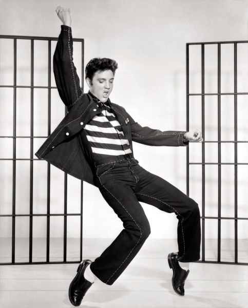 Elvis Aaron Presley (n. 8 ianuarie 1935, Tupelo, Mississippi - d. 16 august 1977, Memphis, Tennessee) a fost un cântăreț și actor american, cunoscut frecvent ca Regele Rock 'n' Roll-ului sau simplu, The King, cu toate ca a obținut și trei premii Grammy pentru muzică Gospel. - (Elvis Presley in a publicity photograph for the 1957 film Jailhouse Rock) - foto preluat de pe en.wikipedia.org