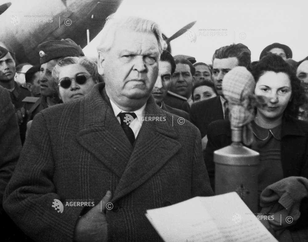 Sosirea scriitorul Mihail Sadoveanu, pe aeroportul Baneasa, de la Congresul Mondial al Partizanilor Pacii de la Paris (28 aprilie 1949) - foto preluat de pe foto.agerpres.ro