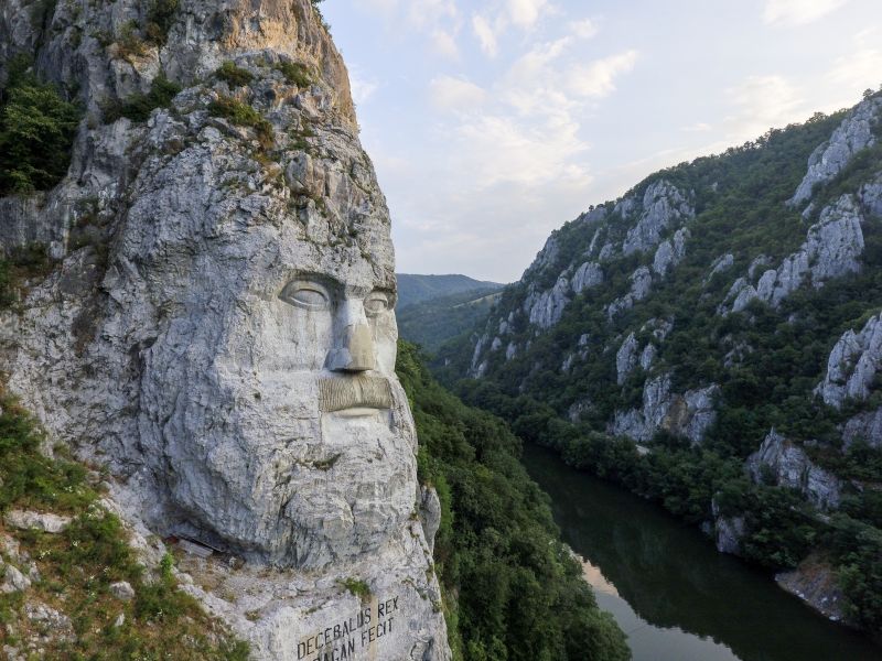 Statuia „Chipul lui Decebal", județul Mehedinți, România - foto preluat de pe ro.wikipedia.org
