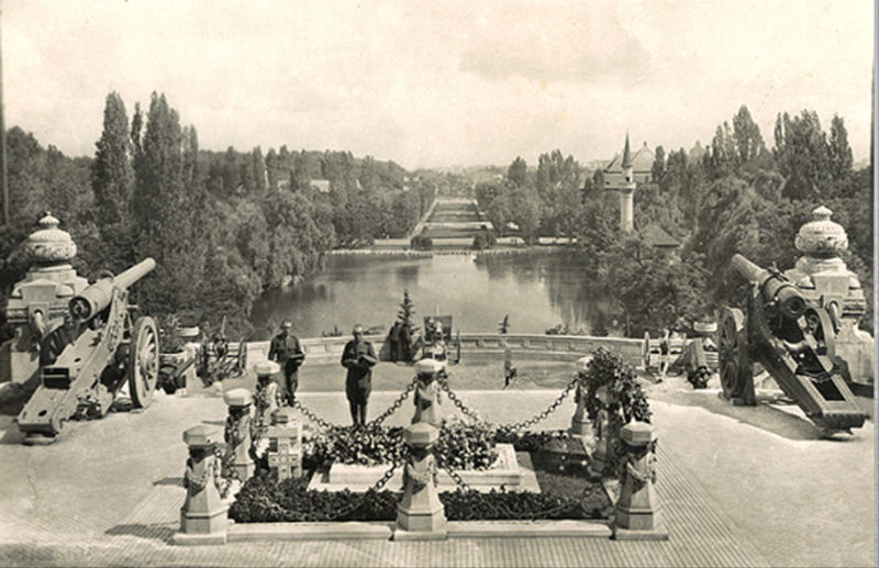 Mormântul Eroului Necunoscut pe când era amplasat în faţa Muzeului Militar - foto preluat de pe ro.wikipedia.org