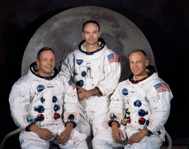 Echipajul misiunii Apollo 11 (de la stanga, la dreapta: Neil Armstrong, Michael Collins, Buzz Aldrin) - foto preluat de pe en.wikipedia.org