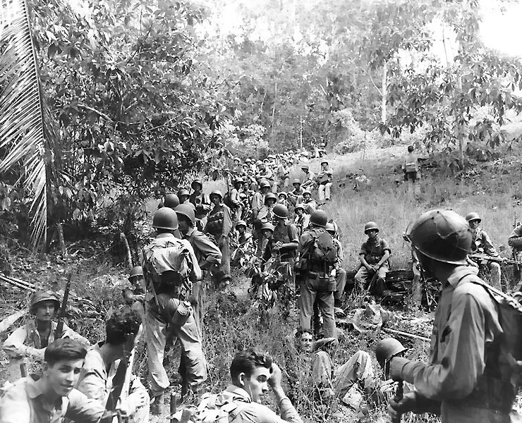 Noiembrie 1942 -Pușcași Marini americani, probabil din Divizia a II-a Marină, se odihnesc pe câmp în timpul Campaniei din Guadalcanal (7 august 1942 - 9 februarie 1943) - foto preluat de pe ro.wikipedia.org