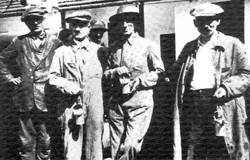 Writer Panait Istrati (second from the right) with the coal miners of Lupeni, while investigating the effects of the government clampdown - foto preluat de pe en.wikipedia.org