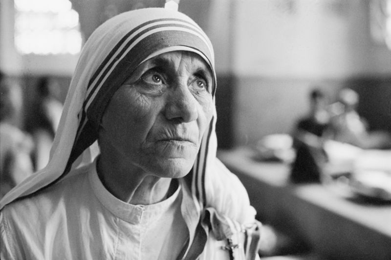 Maica Tereza la un ospiciu pentru cei săraci și muribunzi din Kolkata (Calcutta), India, 1969 - Foto: Terry Fincher/Hulton Archive/Getty Images (preluat de pe www.biography.com