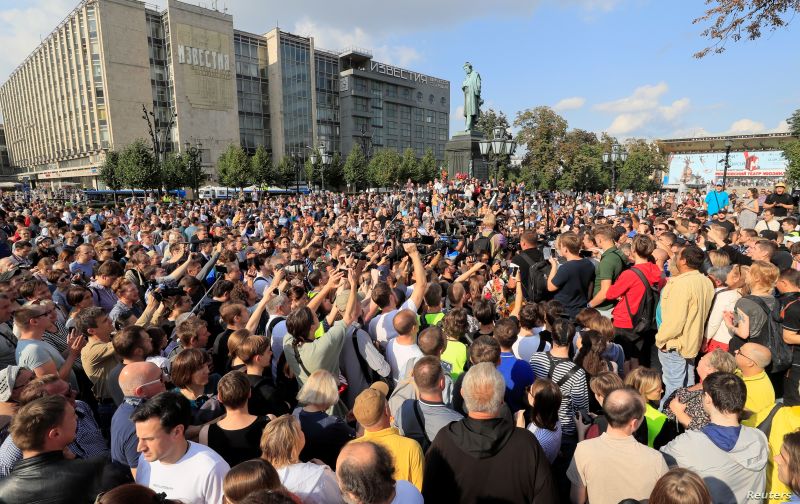 Activists attend a rally to demand authorities allow opposition candidates to run in an upcoming local election, and release protesters detained during recent demonstrations, in Moscow, Russia, Aug. 31, 2019 - foto preluat de pe www.voanews.com