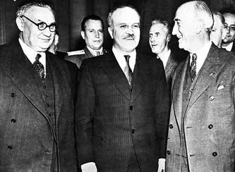 Ernest Bevin (stânga), ministrul de externe britanic; V.M. Molotov (centru), ministru de externe sovietic și James F. Byrnes, secretar de stat al SUA (27 decembrie 1945 la Conferința de la Moscova) - foto preluat de pe weebly.com