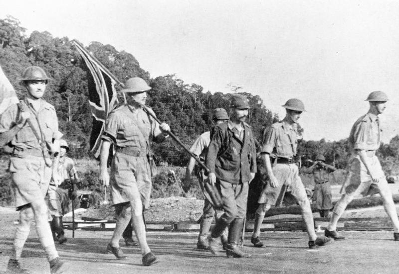 Bătălia de la Singapore - Locotenentul general Arthur Percival (dreapta), condus de Ichiji Sugita, merge sub un pavilion de armistițiu pentru a negocia capitularea forțelor Commonwealth în Singapore, 15 februarie 1942 - foto preluat de pe en.wikipedia.org