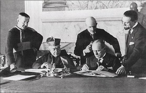 Benito Mussolini, liderul fascist italian, şi Cardinalul Pietro Gasparri au semnat in Palatul Lateran Tratatul de la Roma de normalizare a relaţiilor dintre papalitate şi statul italian (11 februarie 1929)- foto preluat de pe wathappened2dayinhistory.files.wordpress.com