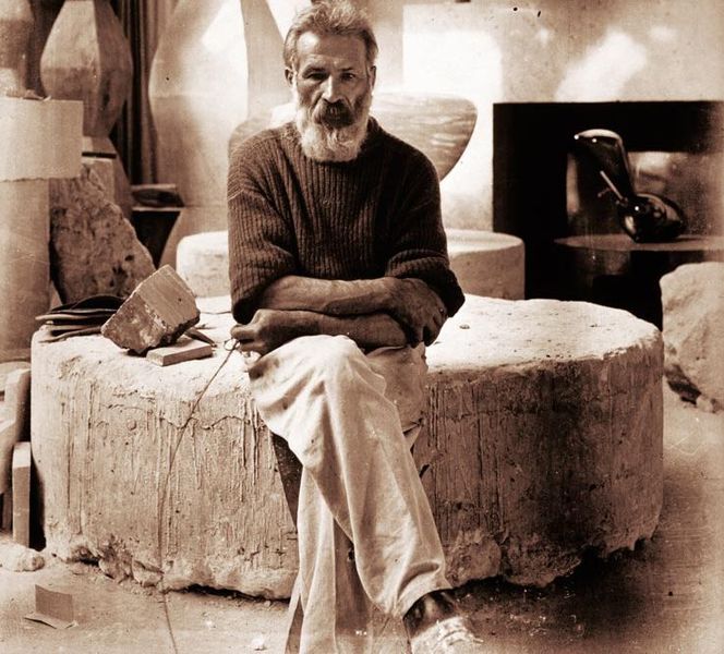 Constantin Brâncuși (n. 19 februarie 1876, Hobița, Peștișani, Gorj, România – d. 16 martie 1957, Paris, Franța) a fost un sculptor român cu contribuții covârșitoare la înnoirea limbajului și viziunii plastice în sculptura contemporană. Constantin Brâncuși a fost ales membru postum al Academiei Române. Francezii și americanii îl desemnează, cel mai adesea, doar prin numele de familie, pe care îl scriu fără semne diacritice, Brancusi, pronunțându-l după regulile de pronunțare ale limbii franceze  - foto preluat de pe www.crestinortodox.ro