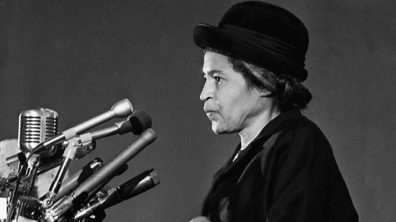 Rosa Louise Parks (n. 4 februarie 1913, Tuskegee, Alabama; d. 24 octombrie 2005, Detroit, Michigan) a fost o afroamericană militantă pentru drepturile omului - foto preluat de pe www.peacocktv.com