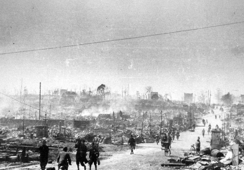 A road passing through a part of Tokyo which was destroyed in the March 10, 1945 air raid - foto preluat de pe en.wikipedia.org