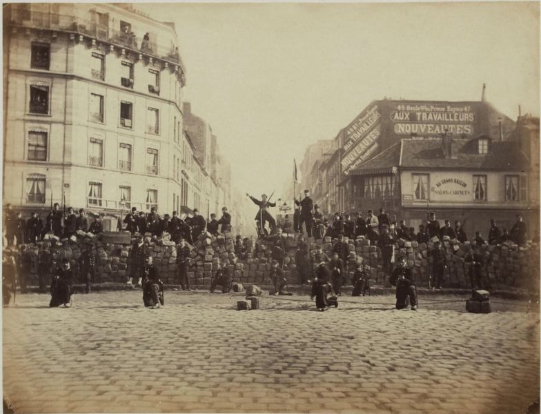 Paris Commune - A barricade thrown up by Communard National Guards on 18 March 1871 - foto preluat de pe en.wikipedia.org