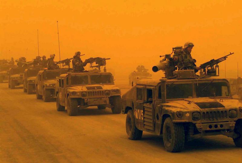 Invazia Irakului din 2003 (20 martie - 1 mai 2003) - Convoi american de Humvee în nordul Irakului în timpul unei furtuni de nisip - foto preluat de pe en.wikipedia.org