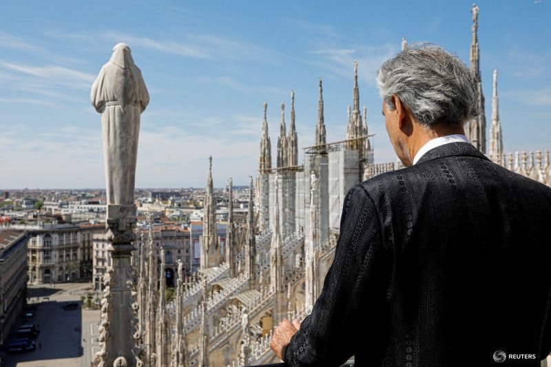 Tenorul italian Andrea Bocelli, pe acoperişul Catedralei Arhipiscopiei Romano-Catolice din Milano, înainte să participe la un concert live, în Duminica Paştelui catolic la Domul din Milano, fără spectatori, din cauza restricţiilor impuse în contextul pandemiei de COVID-19, Italia, 12 aprilie, 2020.
Foto: (c) Luca Rossetti/Courtesy Sugar Srl/Decca Records/Handout via REUTERS