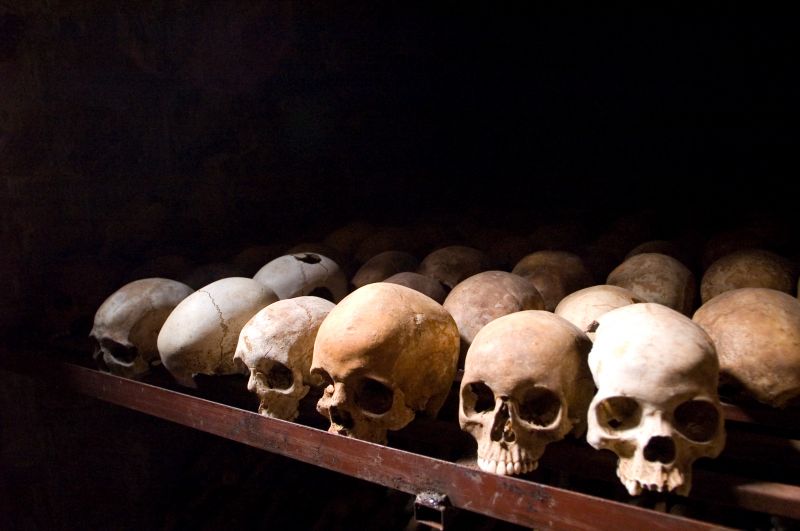 Genocidul din Rwanda (1994) - Cranii ale victimelor, păstrate în Memorialul de la Nyamata - foto preluat de pe ro.wikipedia.org