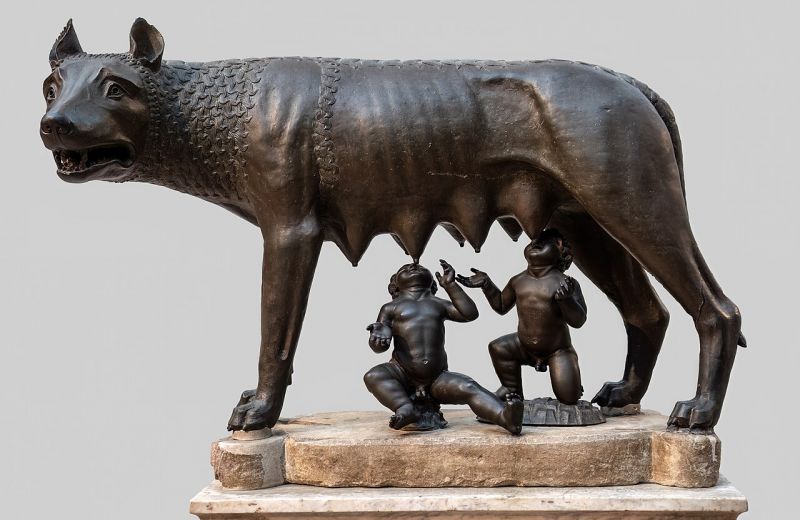 Lupoaica hrănind copiii gemeni Romulus și Remus.
Secolul al XIII-lea d.Hr. (gemenii sunt o adăugire din secolul al XV-lea) - foto preluat de pe en.wikipedia.org