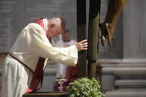 Papa Francisc a condus vineri procesiunea Drumul Crucii în piaţa goală a Bazilicii Sfântul Petru - foto preluat de pe www.facebook.com