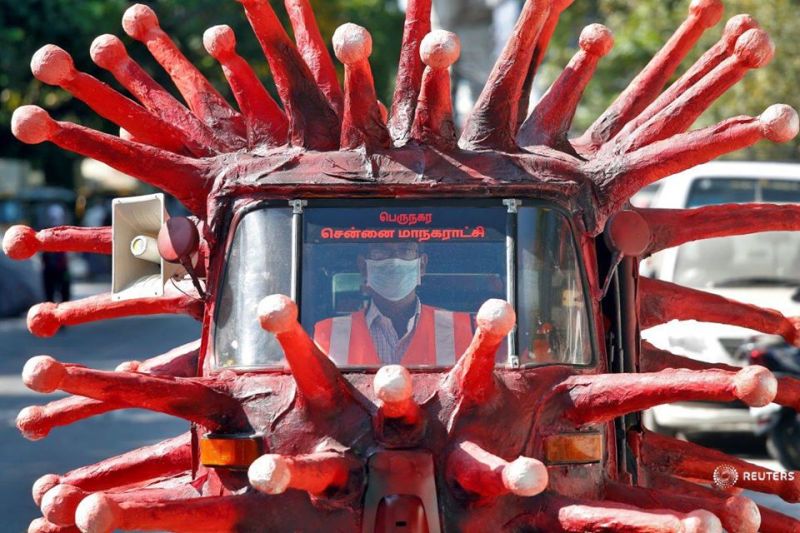 Imaginea zilei în lume: Un bărbat conduce o maşină ce infăţişează coronavirusul cu scopul de a îndemna oamenii să stea acasă pentru a preveni răspândirea virusului, Chennai, India, 23 aprilie 2020. - Foto: (c) P. Ravikumar / REUTERS - preluat de pe www.facebook.com