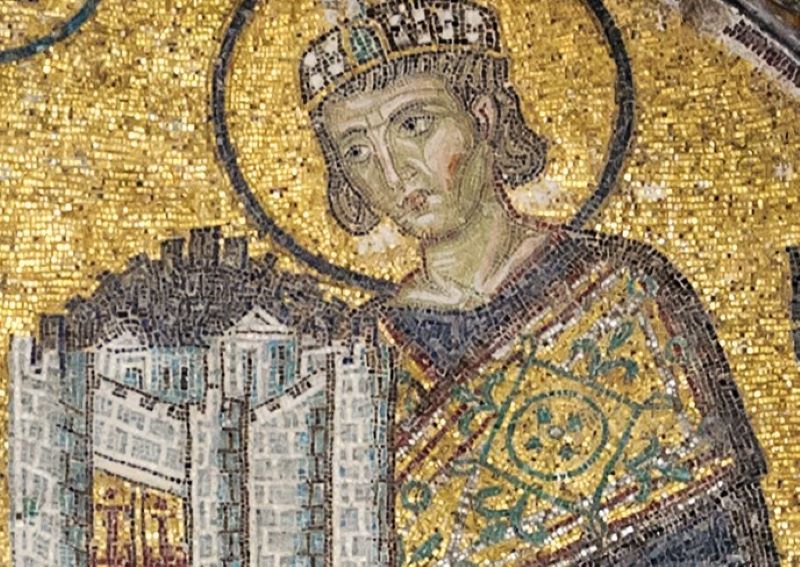 Împăratul Constantin I prezintă o reprezentare a orașului Constantinopol ca omagiu adus Mariei și Pruncului Hristos întronați în acest mozaic de biserică. Hagia Sofia, c. 1000  - foto preluat de pe en.wikipedia.org