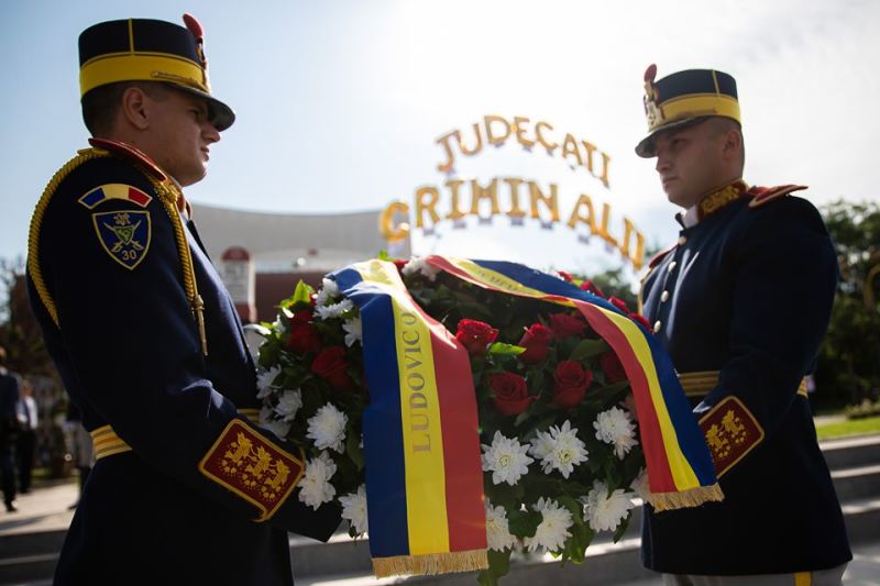Depunerea de către premierul Ludovic Orban a unor coroane de flori cu prilejul marcării a 30 de ani de la „Fenomenul Piața Universității” și Mineriada din 13-15 iunie 1990 - foto preluat de pe www.facebook.com/guv.ro