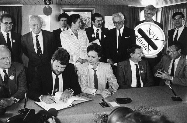 14 June 1985 – signing the Schengen Agreement: Catherine Lalumière (France), Waldemar Schreckenberger (Germany), Paul De Keersmaeker (Belgium), Robert Goebbels (Luxemburg) & Wim van Eekelen (Netherland) - foto preluat de pe www.schengenvisainfo.com