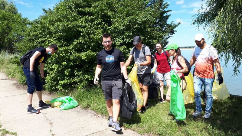 "Scoatem ambrozia și curățăm digul Lacul Morii, zona Militari" (27 iunie 2020) - foto preluat de pe www.facebook.com/AGERPRES