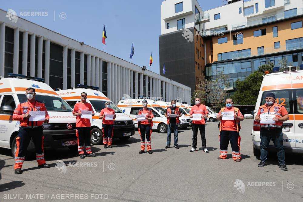 Angajaţii serviciilor de ambulanţă au protestat şi şi-au comemorat colegii decedaţi în timpul pandemiei de COVID-19 (10 iunie 2020) - foto preluat de pe www.agerpres.ro